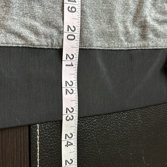 Alo Yoga Serene Long Sleeve Top Gray Black Mesh Cuff Finger Loop Sz M - Picture 13 of 13